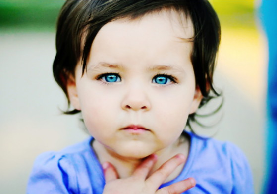 olhos azuis bebê